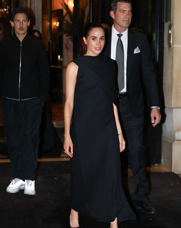 Cum a apărut Meghan Markle la Paris Fashion Week. Soția prințului Harry a atras toate privirile cu ținutele