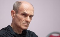 Imaginea îl prezintă pe gazetarul și publicistul Cristian Tudor Popescu privind sobru și concentrat
