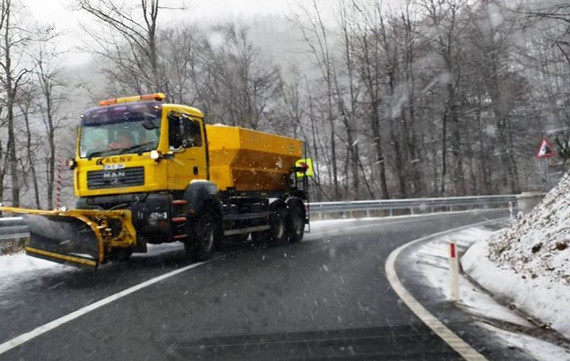 Pe mai multe drumuri din țară se circulă în condiții de iarnă. Acum ninge în cinci județe