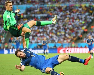 Manuel Neuer nu a avut milă de Higuain FOTO: EPA