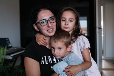 Luminița Grigore împreună cu cei doi copii ai săi, Maia și Kevin, în apartamentul familiei din Skagen, Danemarca