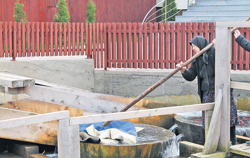 De Sărbători, bistriţenii de la sate se întorc la tradiţie | Îşi curăţă covoarele şi rufele în vâltori!