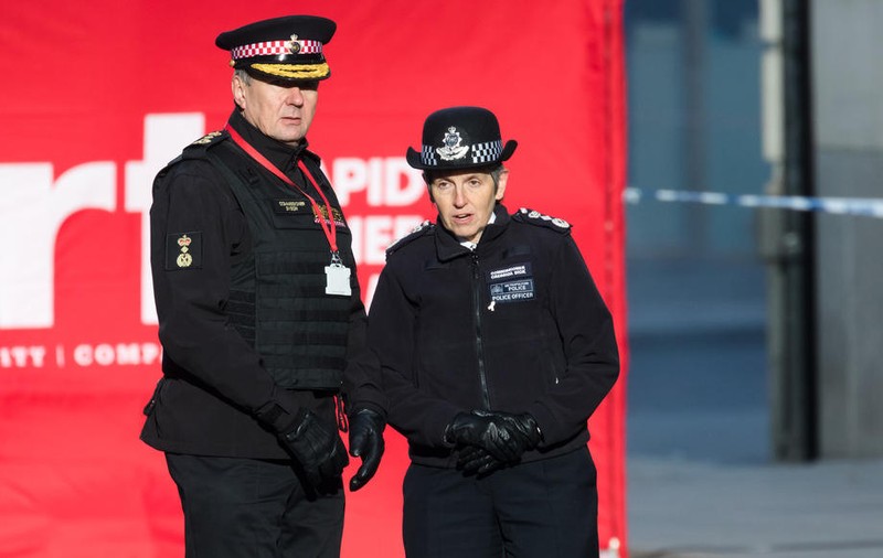 Un londonez, acuzat de crimă după ce poliția a găsit două cadavre într-o ladă frigorifică