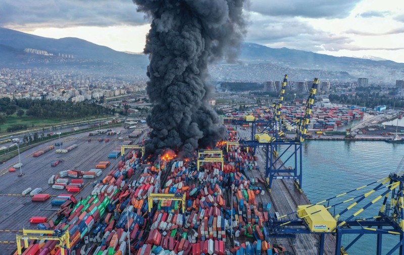 Incendiu violent în portul turc Iskenderun, izbucnit după cutremurele de luni. Focul încă nu a fost stins