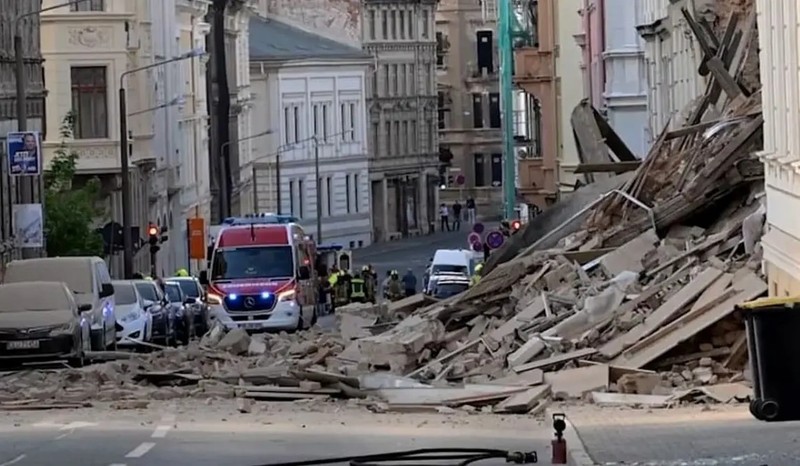 VIDEO Una dintre româncele dispărute sub dărâmăturile unei case în Germania a fost găsită moartă
