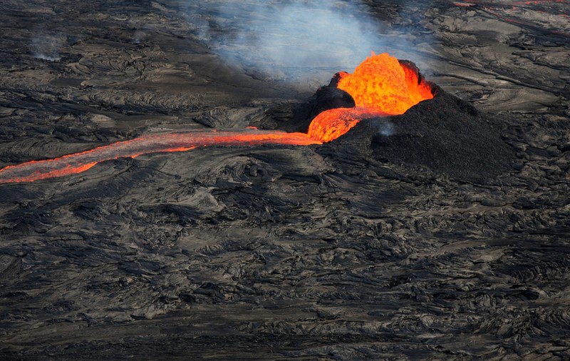 Mauna Loa, cel mai mare vulcan activ din lume, a început să erupă după o pauză de 38 de ani