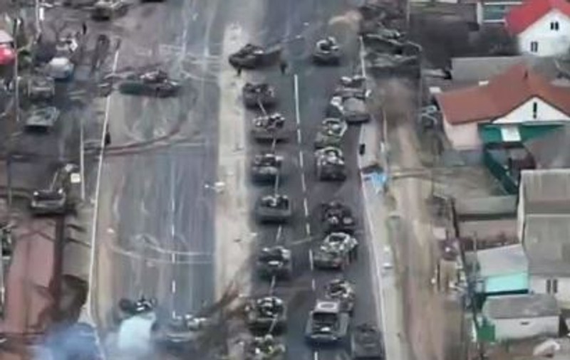 VIDEO | Coloană de tancuri rusești, distrusă de ucraineni. Armata ucraineană anunță „lichidarea comandantului”