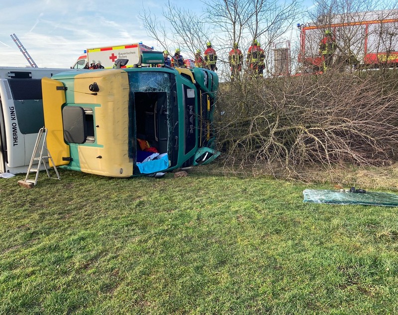 Șofer român de TIR scos cu greu din cabină, după ce, beat, a răsturnat camionul pe câmp, lângă o autostradă din Germania