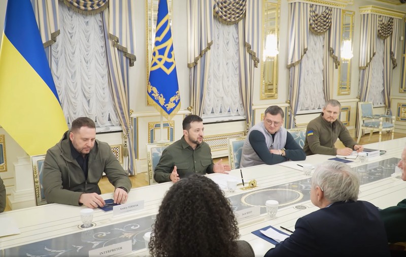 Zelenski denunță, într-o întâlnire la Kiev cu senatori americani, armistițiul anunțat unilateral de către Rusia drept o „manipulare"