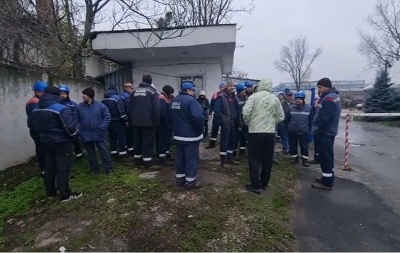 Muncitorii de la Navrom Galaţi, grevă de avertisment cu mesaj țintit către patronat: „Hoţii, hoţii!”