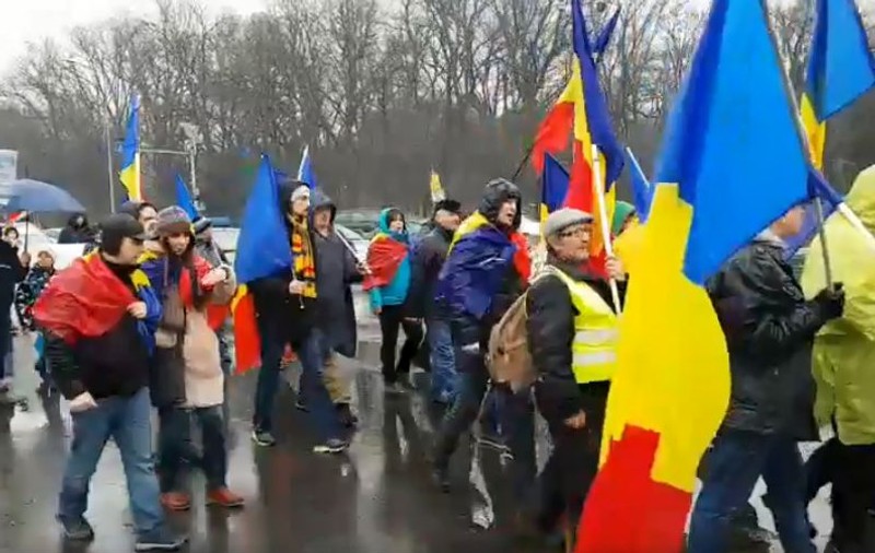 VIDEO/ Mesajul protestatarilor din Cluj pentru bucureșteni: „Dacă noi putem să venim pe jos, voi nu aveți niciun motiv să nu veniți azi”