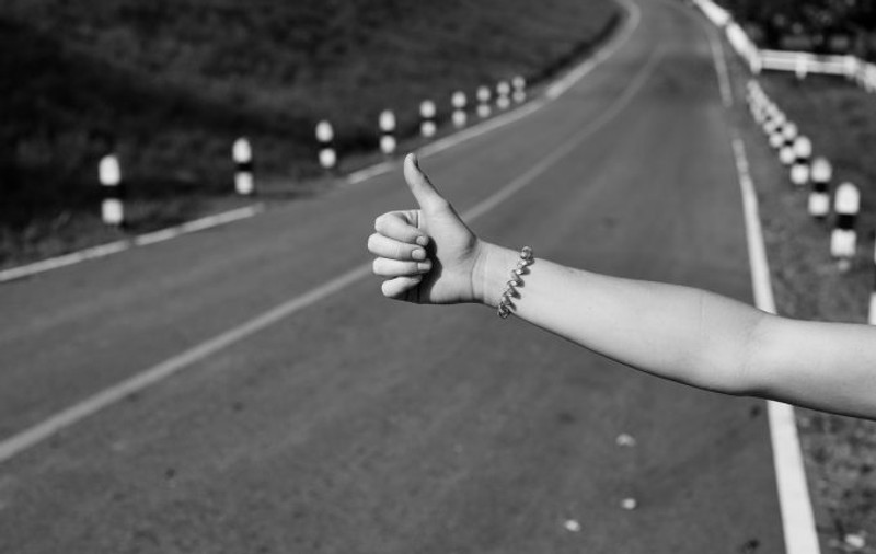 Federația Elevilor din România cere guvernului să asigure transport public pentru copii în toate localitățile, pentru a nu mai fi nevoiți să meargă cu „la ocazie”