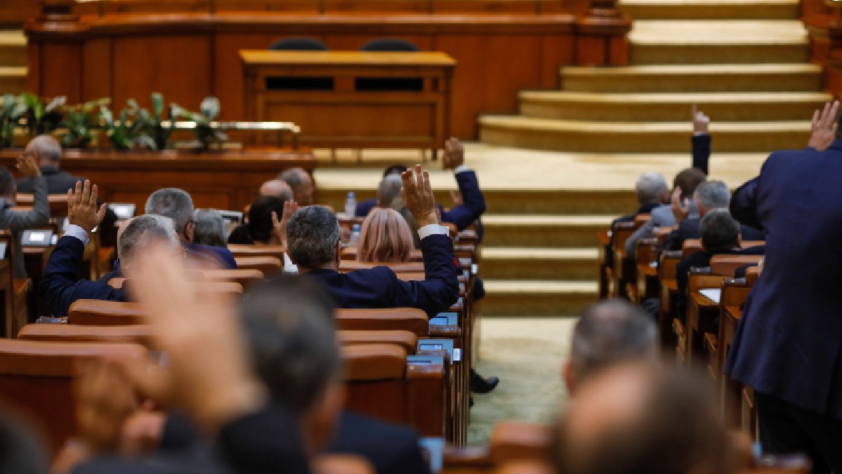 Membrii Parlamentului român votează prin ridicare de mână