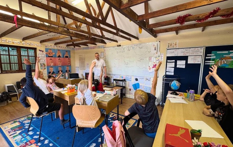 Un tată milionar și-a făcut o școală în curte: peste 175.000 de euro, ca să își ferească copiii de sistemul educațional din Marea Britanie