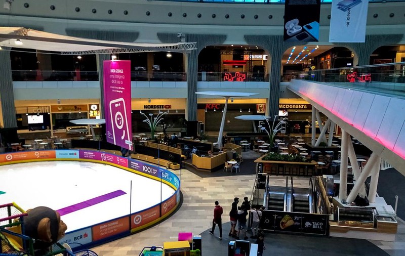 O femeie a primit daune morale de 60.000 de lei după ce a căzut și și-a rupt mâna într-o toaletă a unui mall bucureștean