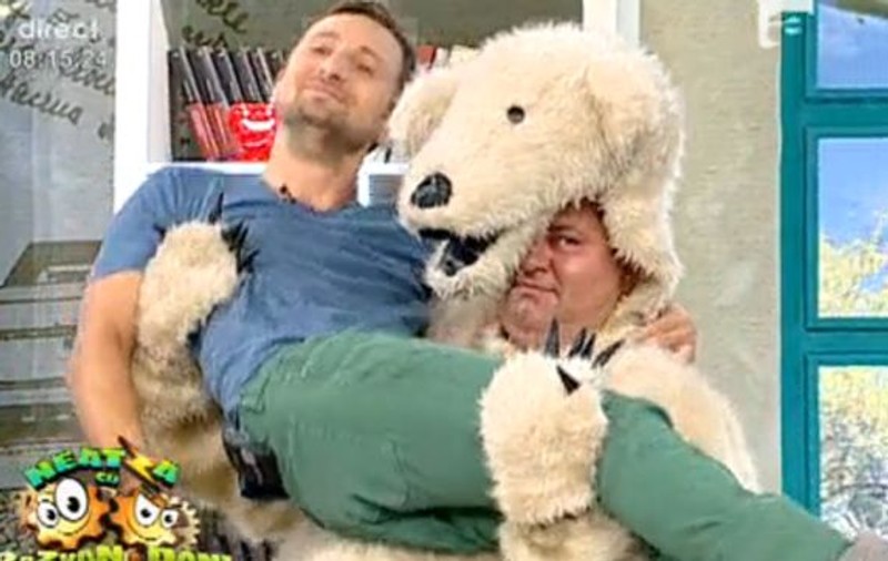 Primele imagini cu Dani Oţil, în braţele...ursoaicei