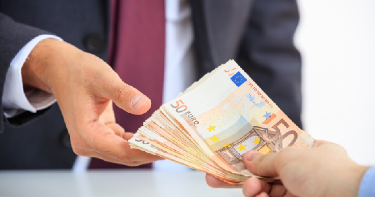 Un bărbat în costum care primește bani euro