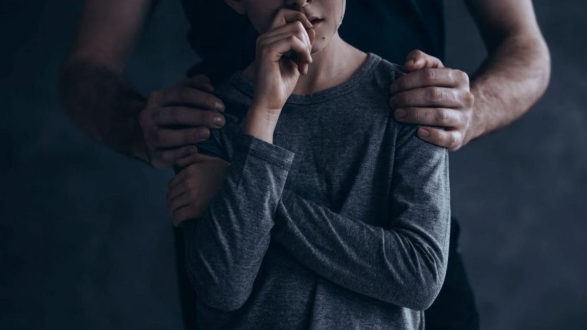 VIDEO Justiție din trei în trei: O fată de 11 ani a fost abuzată sexual până la 14 ani de trei bărbați, dintre care doar unul a fost judecat