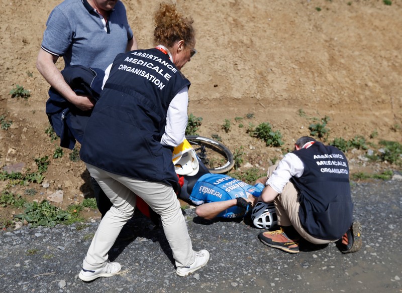 epa06655081 Veranda's Willems team rider Michael Goolaerts of Belgium is attended to by medics after allegedly suffering a cardiac arrest following a crash during the 116th Paris Roubaix cycling race, France, 08 April 2018. EPA-EFE/ETIENNE LAURENT