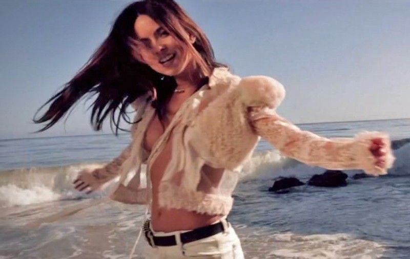 Inna, fără sutien «spre mare» - VIDEO