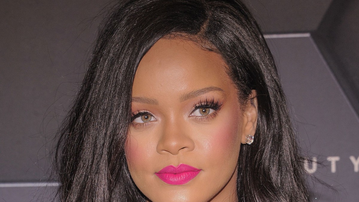 Rihanna s-a fotografiat în pat. Și-a etalat atuurile fizice în lenjerie intimă