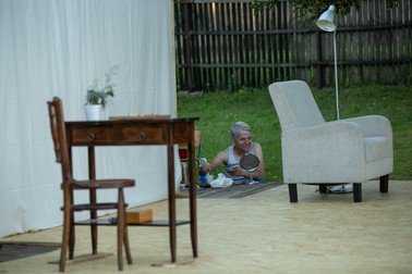 Decorul scenei este simplu: un fotoliu, un scaun și o măsuță de lemn. Actorul Iulian Gliță se pregătește pentru spectacol într-o “cabină” improvizată