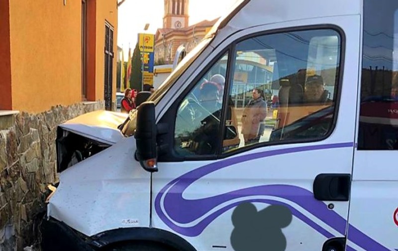 Un microbuz a intrat într-o casă, după ce șoferului i s-a făcut rău la volan. Mai multe persoane au fost rănite
