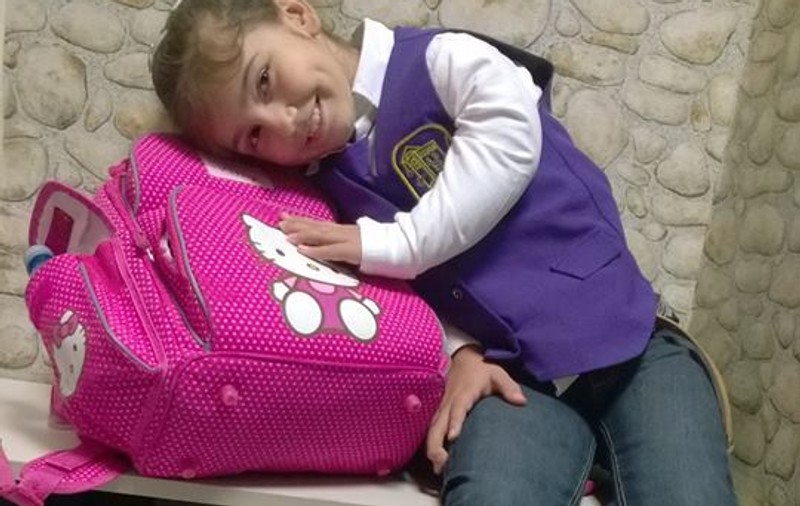 Kassandra a plecat în Franța, pregătită pentru a 38-a operație chirurgicală. E CEA MAI COMPLICATĂ
