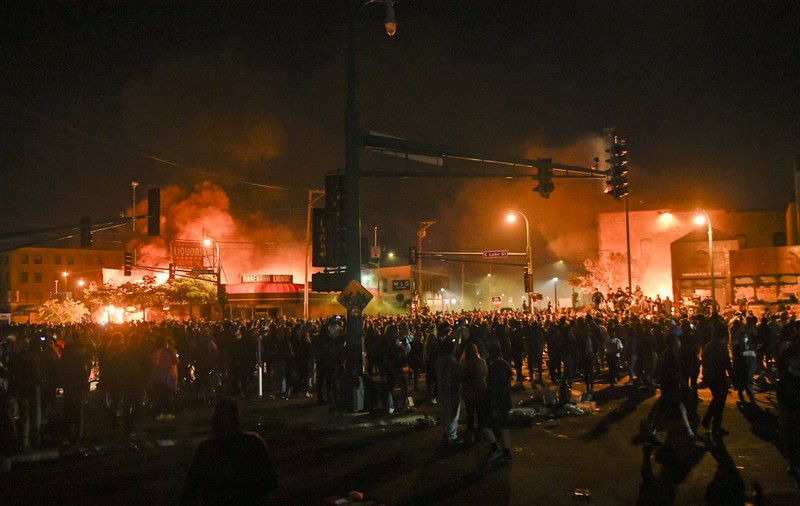 Furie în SUA: O secție de poliție din Minneapolis a fost incendiată, în a treia zi de proteste după moartea unui bărbat de culoare