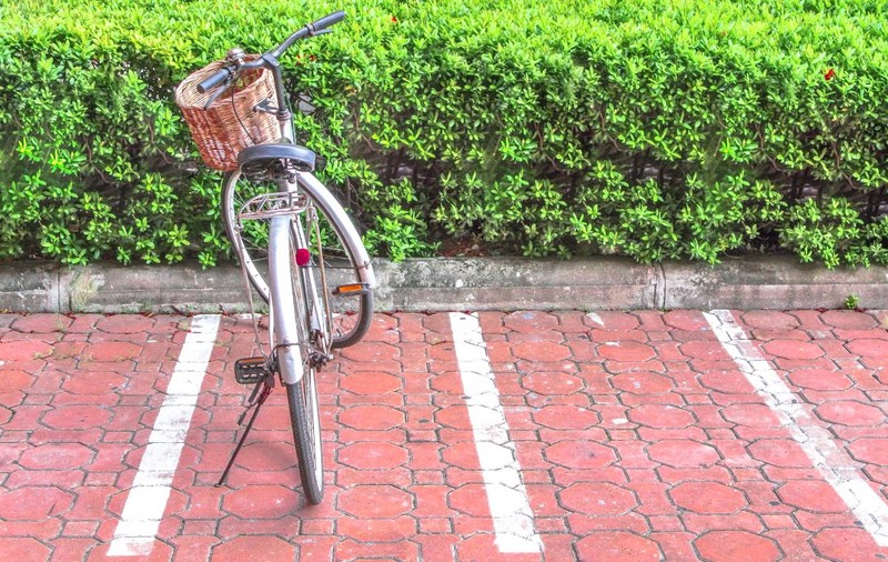 Un angajat a fost concediat după 33 de ani de muncă la o companie, pentru că era plătit să vină cu bicicleta la serviciu, dar el venea cu mașina