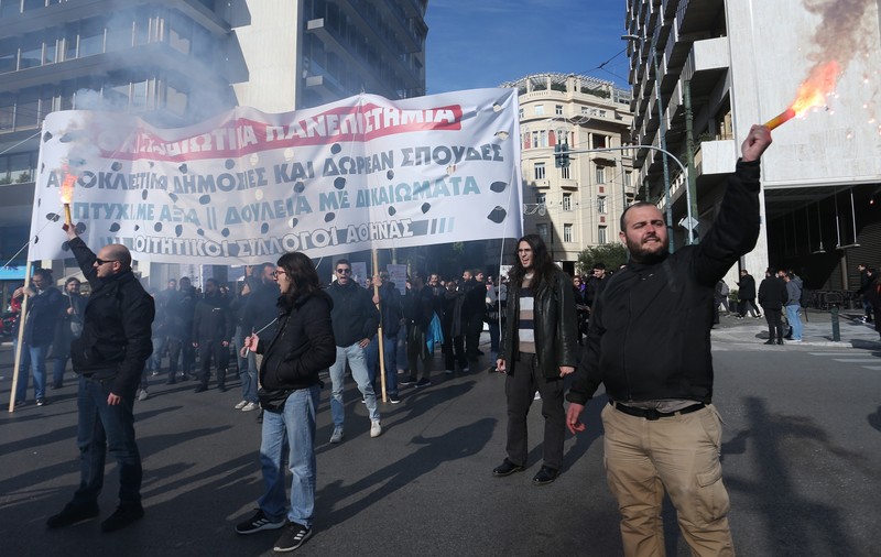 Mii de studenți protestează în Grecia faţă de planul guvernului de a permite funcţionarea universităţilor private. VIDEO