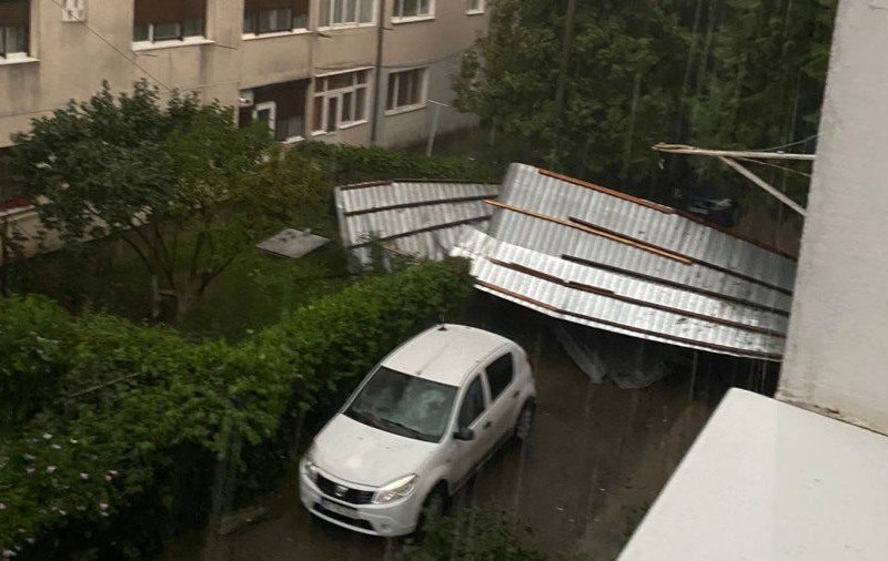 Acoperiș smuls de vânt, la Bacău, în timpul unei furtuni puternice