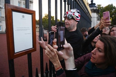 Anunțul morții reginei Elisabeta a II-a, pe poarta Palatului Buckingham