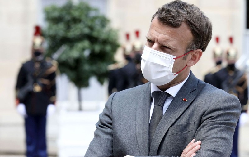 Bărbatul care l-a lovit peste față pe Macron, trimis la închisoare pentru 4 luni