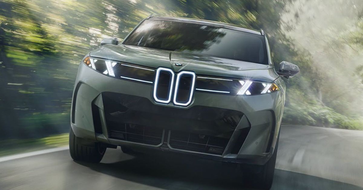Noua mașină BMW X5 2027, cu faruri led în formă de X, de culoare gri-verde, pe fundal blurat