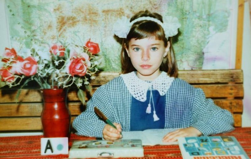 E ATÂT DE FRUMOASĂ de mică, acum toată ţara îi ştie problemele în amor. O recunoşti, nu-i aşa? Dacă da, dă like! FOTO