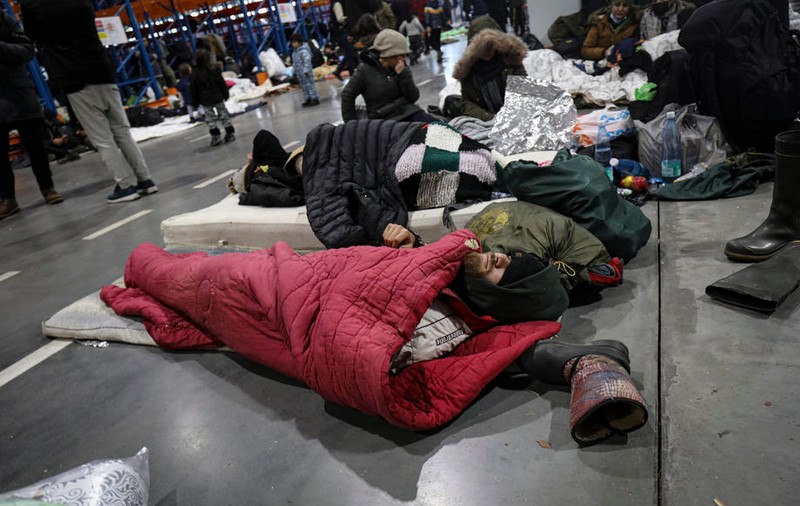 Autoritățile din Belarus evacuează mai multe tabere improvizate ale migranților de la granița cu Polonia