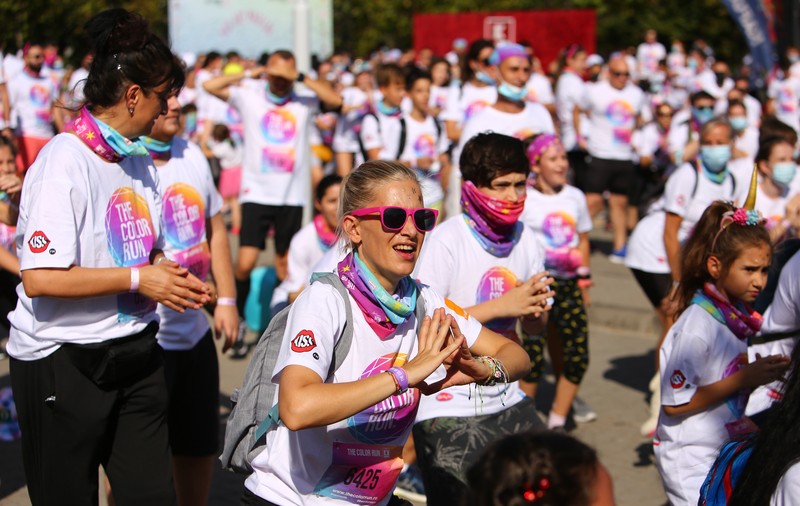 Zeci de oameni fără mască la evenimentele din București, deși purtarea ei e obligatorie. Ce spun organizatorii și Primăria