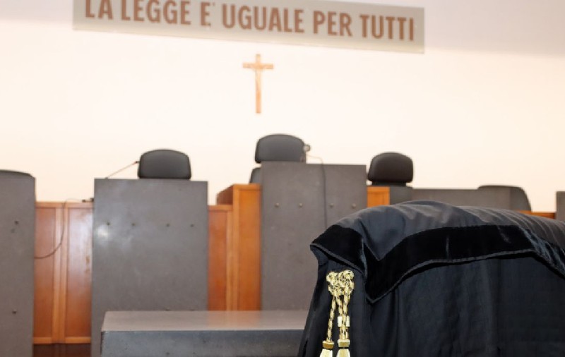 Un bărbat a murit de COVID în 2020, iar soția trebuie să plătească acum 200.000 de euro companiei de asigurări, în Italia
