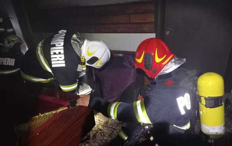 Incendiu la o pensiune din Brezoi unde erau cazați 41 de copii. 16 dintre ei au ajuns la spital