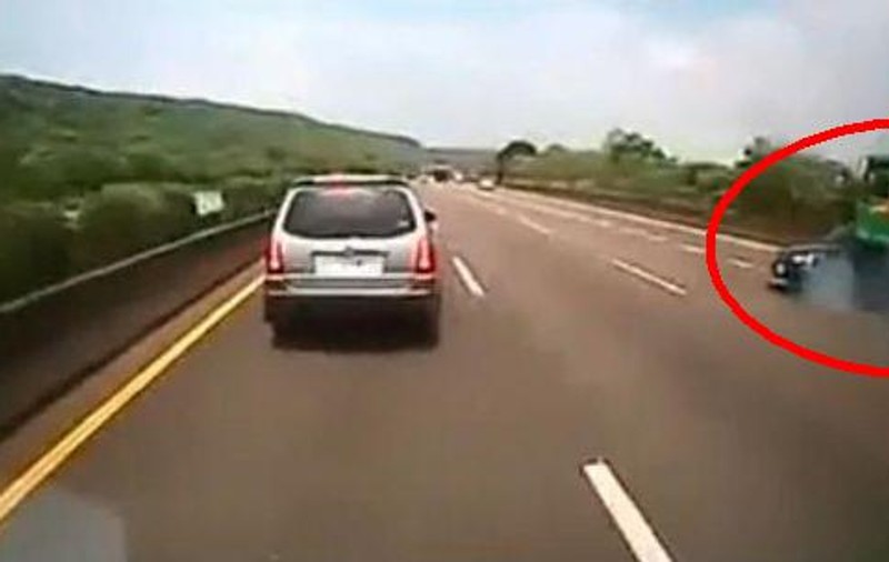 Uite ce poate face ambiţia prostească pe autostradă! | VIDEO