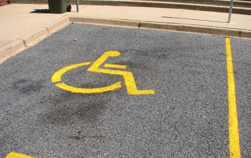 Parcările pentru persoanele cu handicap, aproape inexistente în Capitală. Câte locuri sunt în București