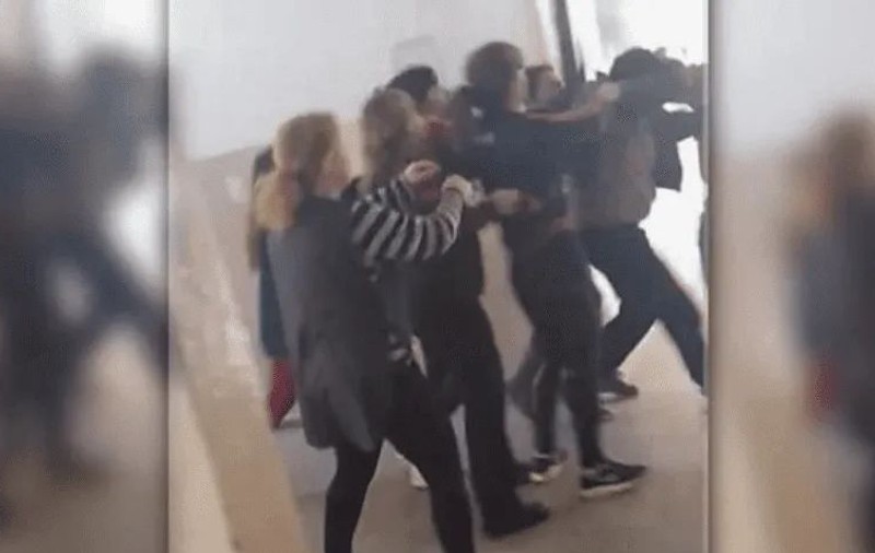 Mai multe mămici l-au luat la bătaie pe un profesor care le pipăia fetele | VIDEO