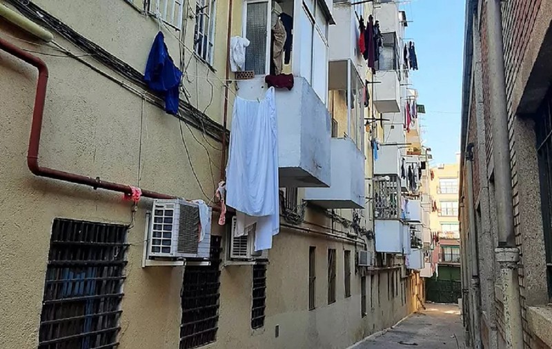 Un bărbat a sărit de la balcon ca să scape de soția lui, femeia s-a aruncat după el și a căzut în cap, într-un cartier din Madrid