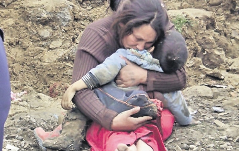 Mama al cărui fiu a fost ucis de excavator şi-ar putea pierde şi ceilalţi copii