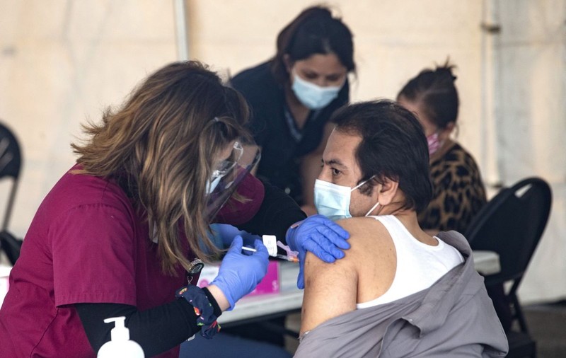 Vaccinul, o soluție pentru sechelele COVID? Cum au dispărut simptomele la unii pacienți după imunizare