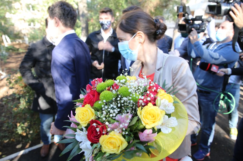 Soția lui Nicușor Dan a primit florile dăruite de bărbat (Foto Dumitru Anghelescu / Libertatea)