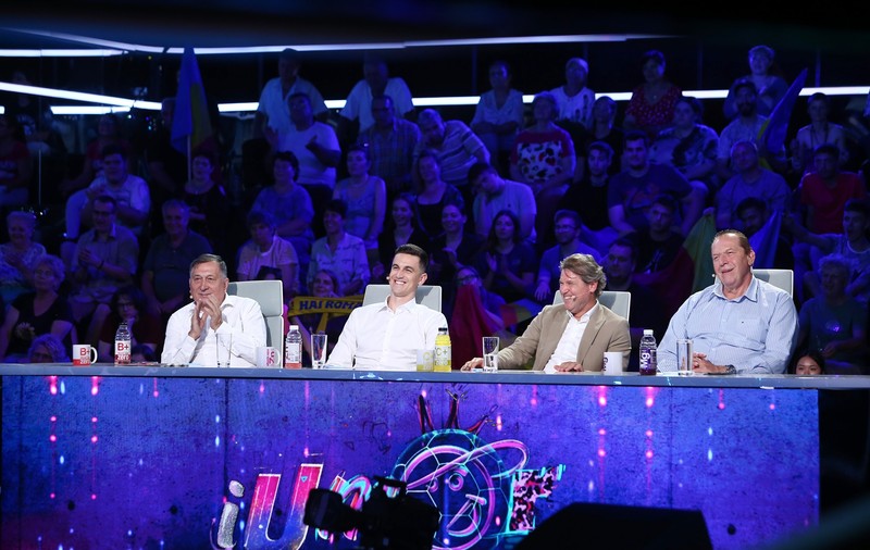 Ediție specială „iRoast”, înainte de meciul România-Elveția. Florin Răducioiu, Helmuth Duckadam, Florin Gardoş şi Ion Crăciunescu, invitați speciali