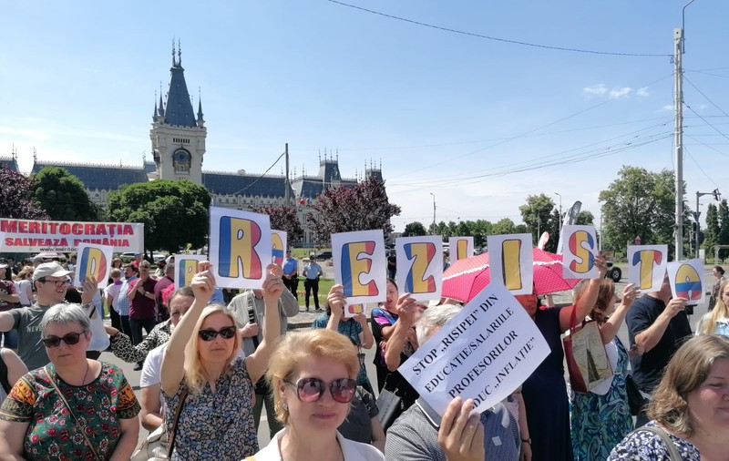 Val de proteste în țară. Profesori, cadre medicale și polițiști au ieșit în stradă în București și în alte orașe