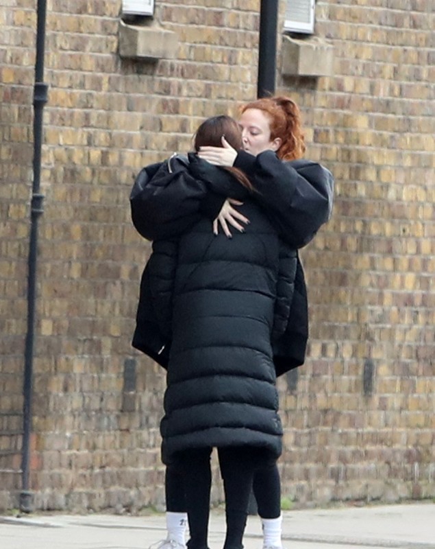 Artista Jess Glynne are o relație amoroasă cu prezentatoarea Alex Scott. Cele două vedete au fost surprinse sărutându-se